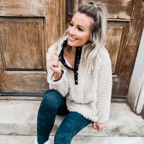 Evereve Sweaters - Evereve Sherpa Shacket